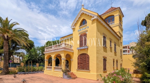 Salou. Casa modernista en venta. Primera linea de mar. Costa Dorada.