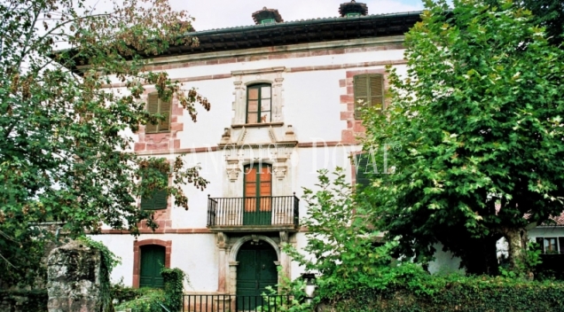 Valle de Baztan. Una casa palacio en venta ideal proyecto turístico en Navarra.