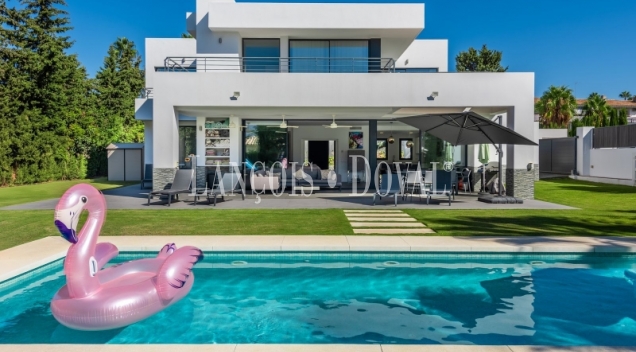 Estepona. Atalaya. Villa de diseño contemporaneo en venta muy cerca de Playa