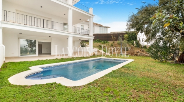 Marbella. Elviria. La Mairena. Villa Pareada en venta con vistas al Mar