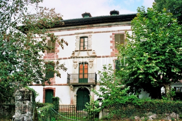 Valle de Baztan. Una casa palacio en venta ideal proyecto turístico en Navarra.