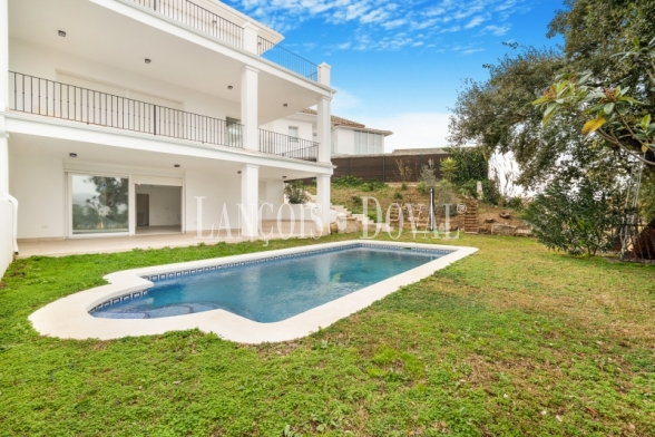 Marbella. Elviria. La Mairena. Villa Pareada en venta con vistas al Mar