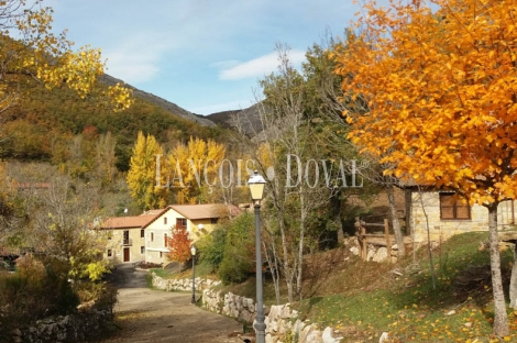 Casa restaurante tradicional de piedra en venta. León. Carrocera.