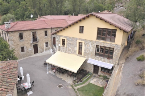 Casa restaurante tradicional de piedra en venta. León. Carrocera.