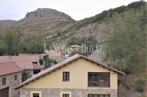 Casa restaurante tradicional de piedra en venta. León. Carrocera.