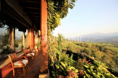 Cangas de Onís. Singular casa en venta con vistas a los Picos de Europa.