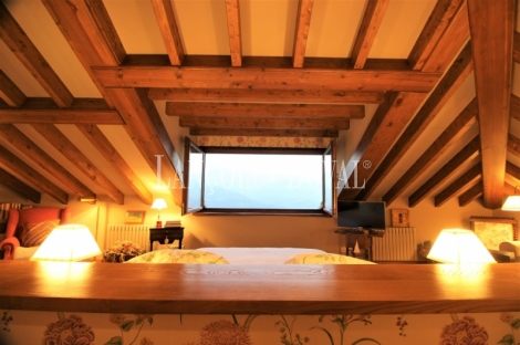 Cangas de Onís. Singular casa en venta con vistas a los Picos de Europa.