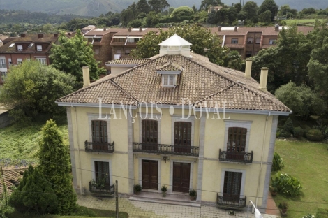 Llanes. Asturias. Casona histórica en venta. Centro urbano.