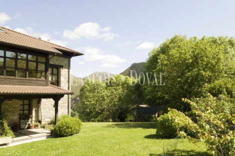 Cangas de Onis. Asturias. Casona Asturiana de piedra en venta.