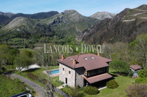 Cangas de Onis. Asturias. Casona Asturiana de piedra en venta.