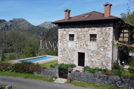 Cangas de Onis. Asturias. Casona Asturiana de piedra en venta.