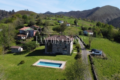 Cangas de Onis. Asturias. Casona Asturiana de piedra en venta.