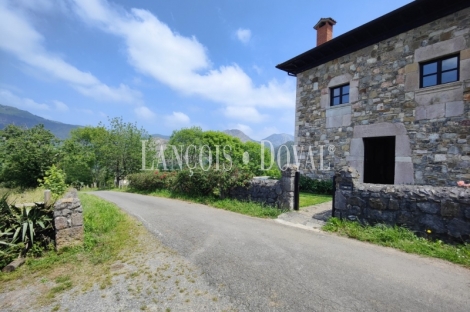 Cangas de Onis. Asturias. Casona Asturiana de piedra en venta.