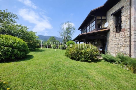 Cangas de Onis. Asturias. Casona Asturiana de piedra en venta.