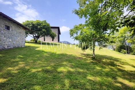 Cangas de Onis. Asturias. Casona Asturiana de piedra en venta.