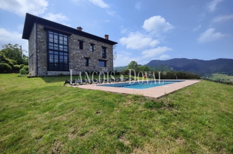 Cangas de Onis. Asturias. Casona Asturiana de piedra en venta.