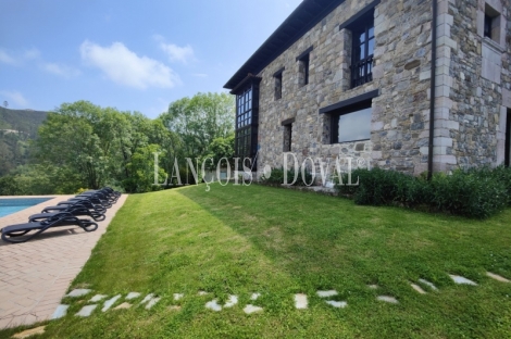 Cangas de Onis. Asturias. Casona Asturiana de piedra en venta.