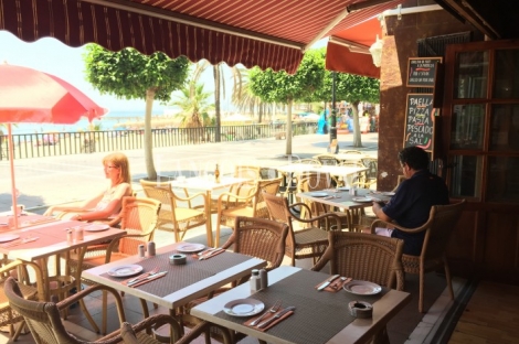  Marbella. Local en venta, actualmente bar cafetería en el paseo marítimo.