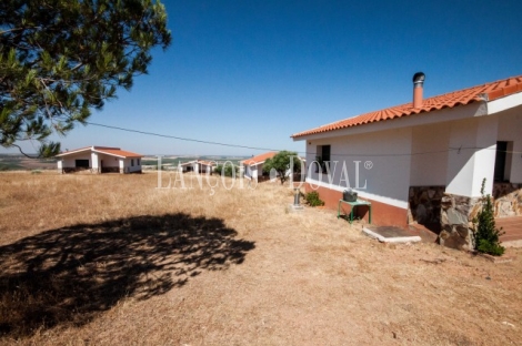 Badajoz. Mérida. Finca y hotel rural restaurante en venta. Arroyo de San Serván.