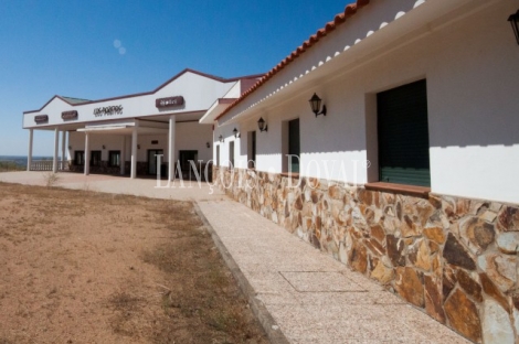 Badajoz. Mérida. Finca y hotel rural restaurante en venta. Arroyo de San Serván.