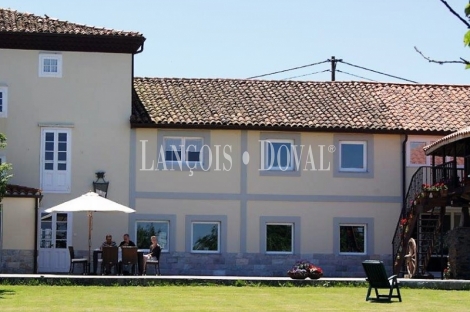 Asturias. Venta antigua casona y panera. Villar. Muros del Nalón