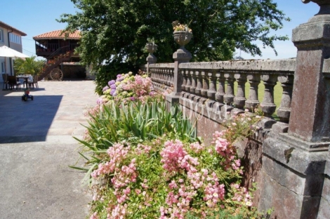 Asturias. Venta antigua casona y panera. Villar. Muros del Nalón