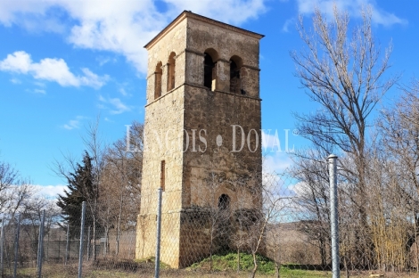 Castilla León. Torre campanario de antigua iglesia en venta.