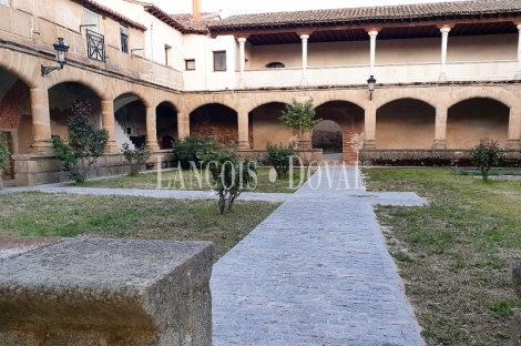 Sierra de Gredos. Casa en venta en el claustro del convento de Aldeanueva de la Cruz. Ávila.