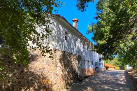 Cáceres. Albergue y campamento rural en venta. Las Villuercas