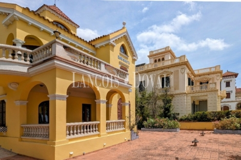 Salou. Casa modernista en venta. Primera linea de mar. Costa Dorada.