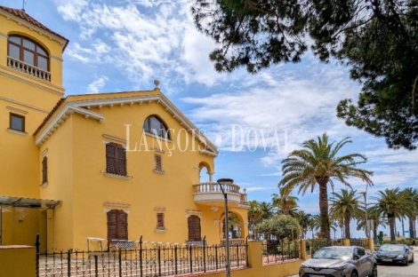 Salou. Casa modernista en venta. Primera linea de mar. Costa Dorada.