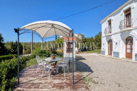 Penedès. Casa rural en venta con licencia turística. 