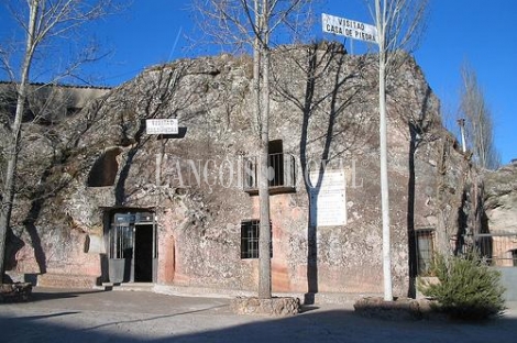 Alcolea del Pinar. La histórica casa de piedra sale a la venta.