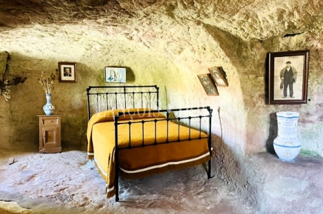 Alcolea del Pinar. La histórica casa de piedra sale a la venta.