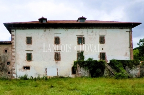 Valle de Baztan. Una casa palacio en venta ideal proyecto turístico en Navarra.