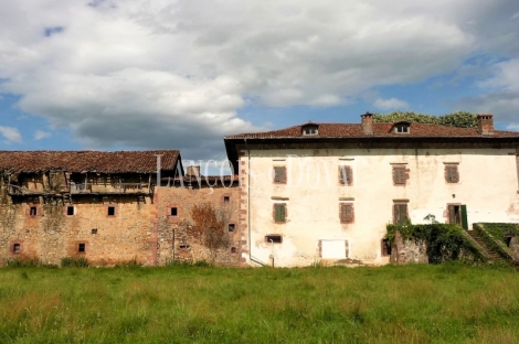 Valle de Baztan. Una casa palacio en venta ideal proyecto turístico en Navarra.