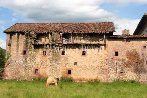 Valle de Baztan. Una casa palacio en venta ideal proyecto turístico en Navarra.