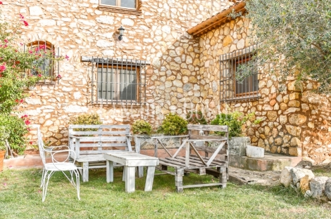 Garraf. Parque natural. Masía en venta con hípica y gestión de bodas. Olivella.