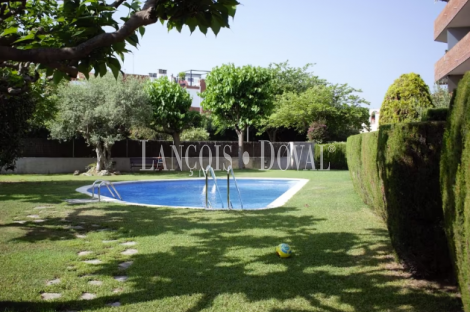 Castelldefels. Can Bou. Ático duplex en venta con jardin y piscina comunitaria. 