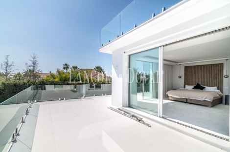 Nueva Andalucía. Marbella.  Lujosa villa de diseño en venta. 