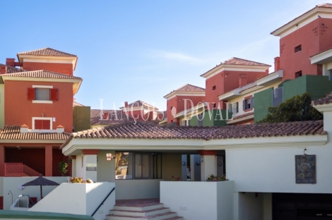 Puerto Sotogrande. Dúplex en venta con amarre y vistas a la Marina