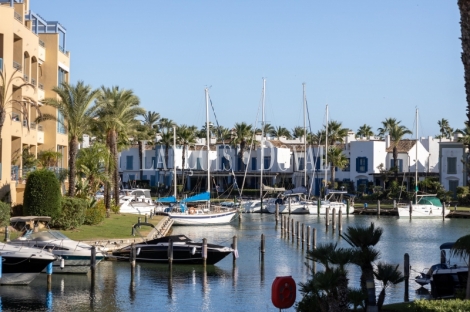 Puerto Sotogrande. Dúplex en venta con amarre y vistas a la Marina