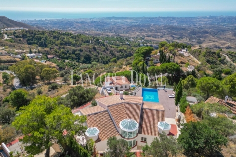 Mijas. Exclusiva villa en venta con vistas panorámicas al mar.