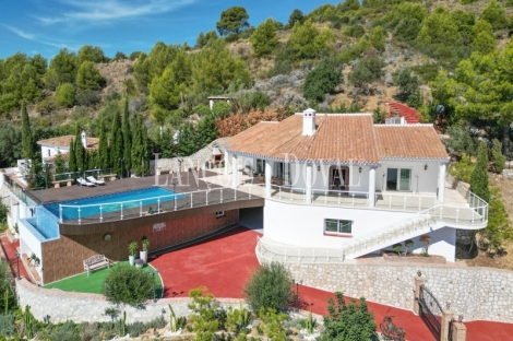 Mijas. Exclusiva villa en venta con vistas panorámicas al mar.