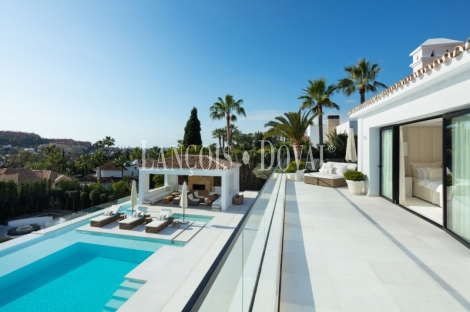 Nueva Andalucía. Marbella. Exclusiva villa de estilo moderno en venta.