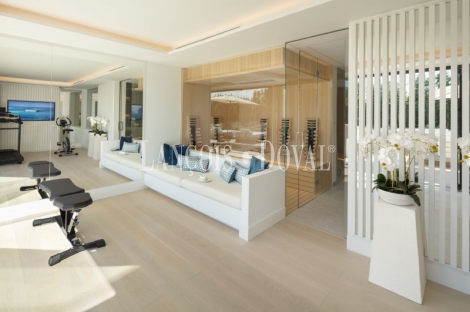 Nueva Andalucía. Marbella. Exclusiva villa de estilo moderno en venta.