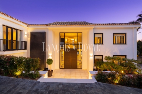 Nueva Andalucía. Marbella. Exclusiva villa de estilo moderno en venta.