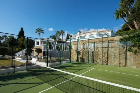 Nueva Andalucía. Marbella. Exclusiva villa de estilo moderno en venta.