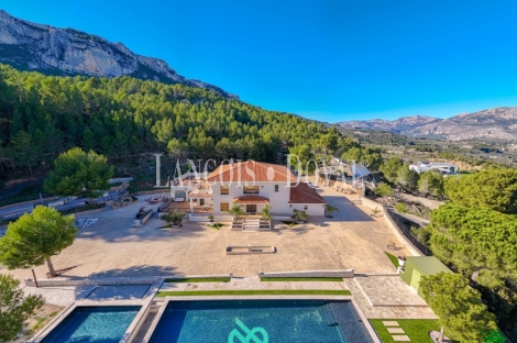 Polop. Alicante. Finca y Villa de lujo en venta.