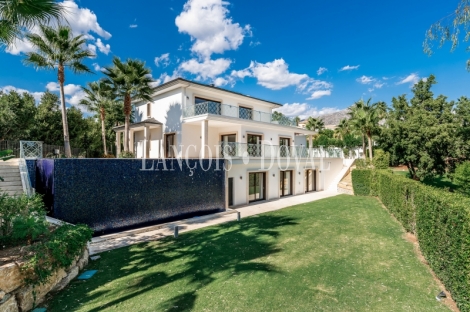 Marbella. Villa de lujo en venta. Nueva Andalucia junto campo de Golf.